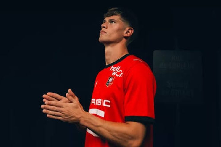 Charlie Cresswell pose avec le maillot du Stade Rennais après la finalisation de son arrivée en provenance de Toulouse.