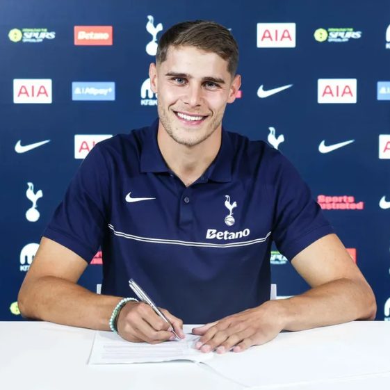 Micky van de Ven prolonge son aventure avec Tottenham.