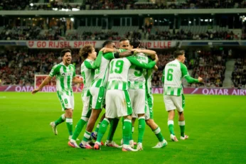 Le Betis célèbre son succès à Lille, conclu par un but décisif de Troy Parrott.