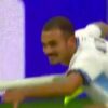 Sayed Abu Farchi utilisant le poteau de corner après son but contre l’Autriche
