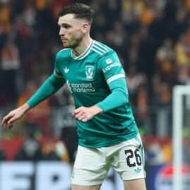 Andy Robertson en maillot de Liverpool face à Galatasaray