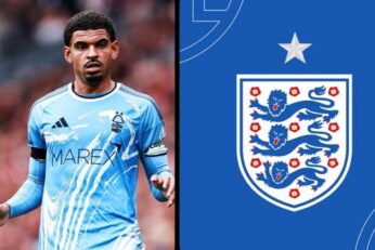 Morgan Gibbs-White avec Nottingham Forest à côté de l’écusson de l’équipe d’Angleterre