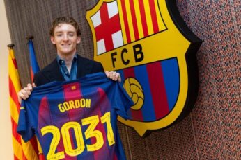 Anthony Gordon présentant le maillot du FC Barcelone