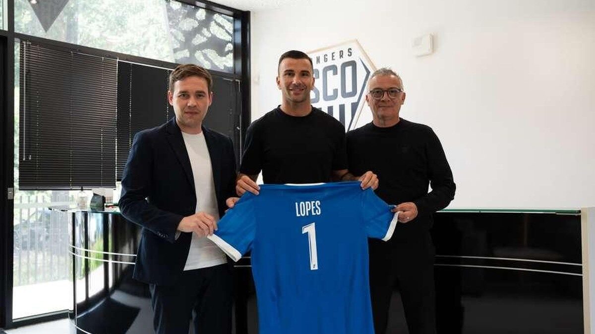 Anthony Lopes tenant le maillot numéro 1 d’Angers SCO