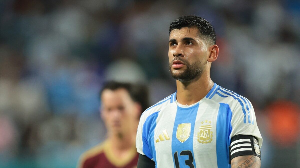 Cristian Romero avec le maillot de l’Argentine et le brassard de capitaine