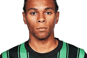 Armand Laurienté avec le maillot vert et noir de Sassuolo