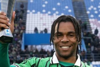 Armand Laurienté avec le maillot vert et noir de Sassuolo