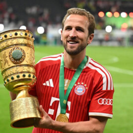 Harry Kane avec le Bayern Munich tenant un trophée