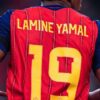 Lamine Yamal vu de dos avec le FC Barcelone