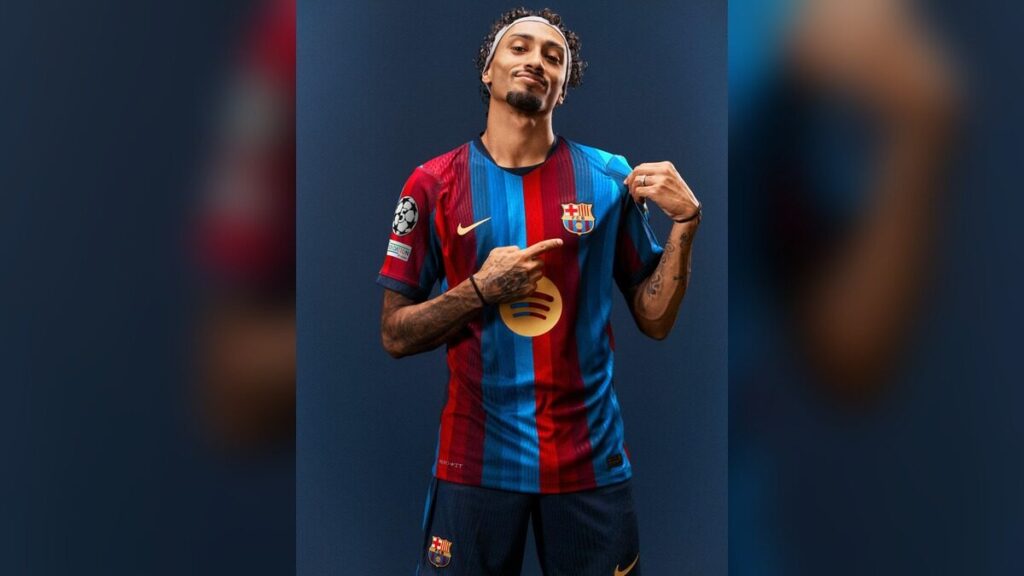 Barça : Raphinha révèle que Hansi Flick l’a convaincu de rester en 2024