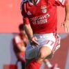 Jeune joueur du Benfica avec le ballon pendant un match de formation