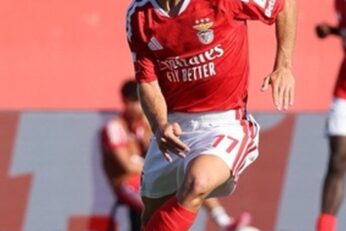 Jeune joueur du Benfica avec le ballon pendant un match de formation