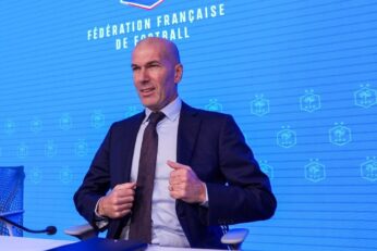 Zinédine Zidane devant le décor de la Fédération française de football