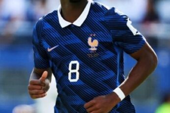 Aurélien Tchouaméni avec le maillot de l’équipe de France