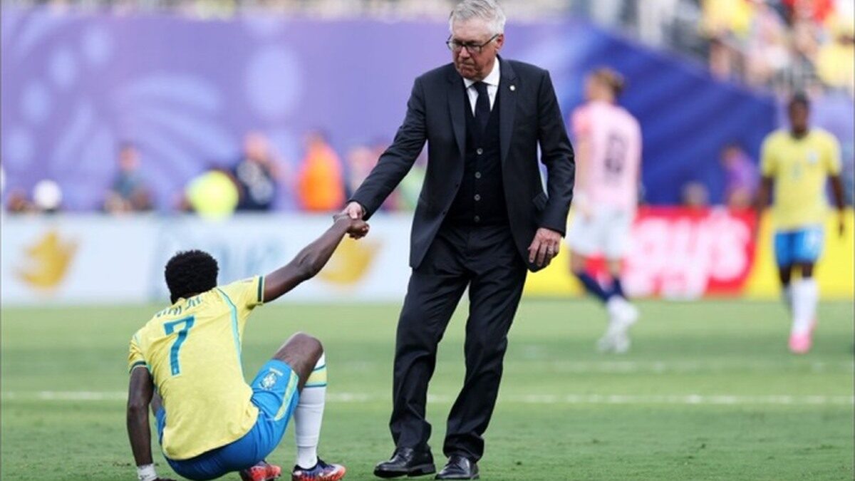 Carlo Ancelotti tend la main à Vinicius Jr avec le Brésil