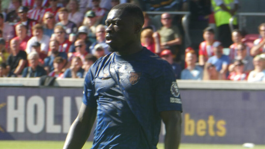 Brian Brobbey marque trois fois à l’Etihad… et perd quand même