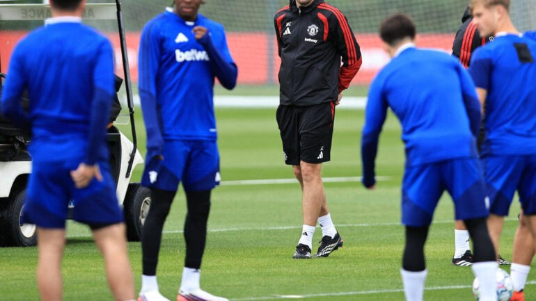 Manchester United : Carrick sort du silence sur les rumeurs de licenciement