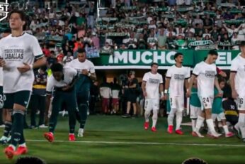 Mbappé, Vinicius et Konaté ont porté le tee-shirt de solidarité avec Ceuta sans afficher entièrement le message inscrit dessus.