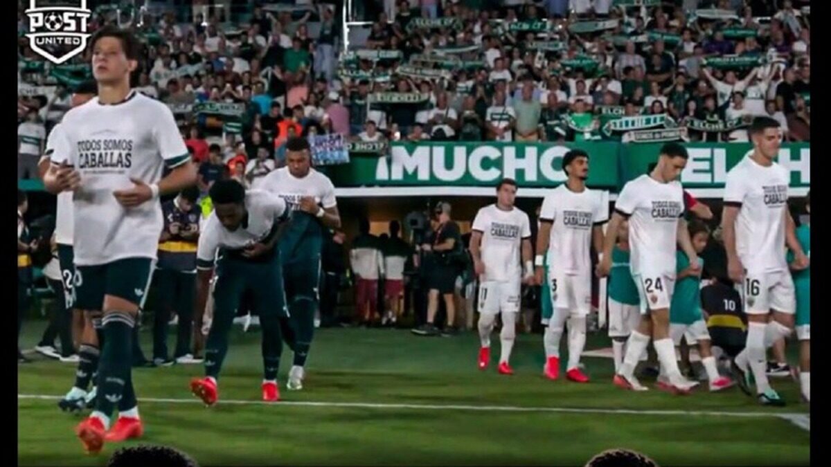 Mbappé, Vinicius et Konaté ont porté le tee-shirt de solidarité avec Ceuta sans afficher entièrement le message inscrit dessus.