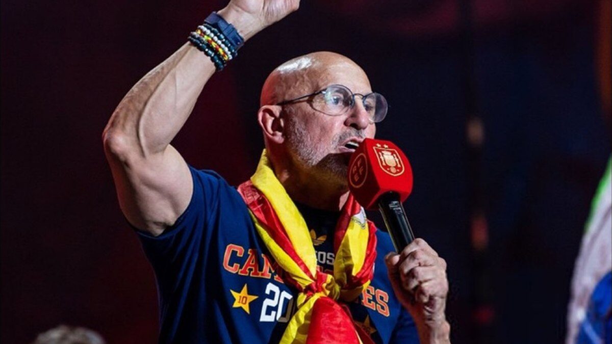 Luis de la Fuente après le sacre mondial de l’Espagne en 2026.