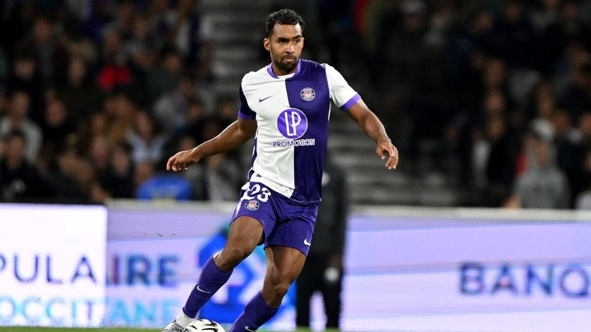 Cristian Cásseres en action sous le maillot du Toulouse FC.