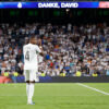 David Alaba de dos face à la tribune du Bernabéu affichant Danke David lors de ses adieux en mai 2026