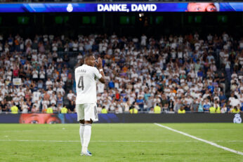 David Alaba de dos face à la tribune du Bernabéu affichant Danke David lors de ses adieux en mai 2026