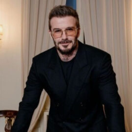 David Beckham en costume lors d’un événement footballistique