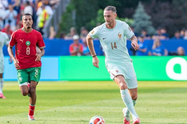 Adrien Rabiot en action avec la sélection française
