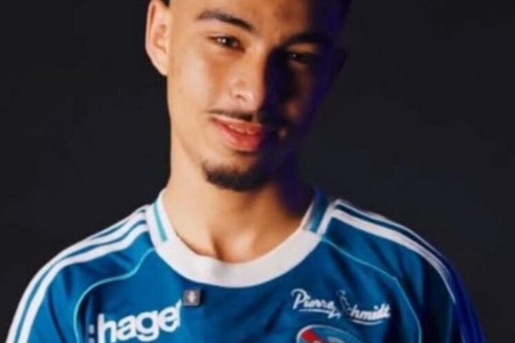 Gessime Yassine avec le maillot du RC Strasbourg.