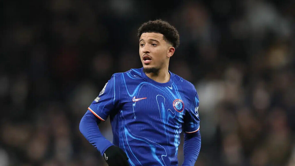 Jadon Sancho suivi par les Arabian Falcons