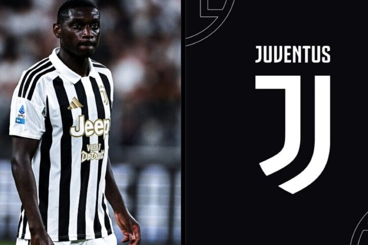 Randal Kolo Muani sous le maillot de la Juventus à côté du logo du club