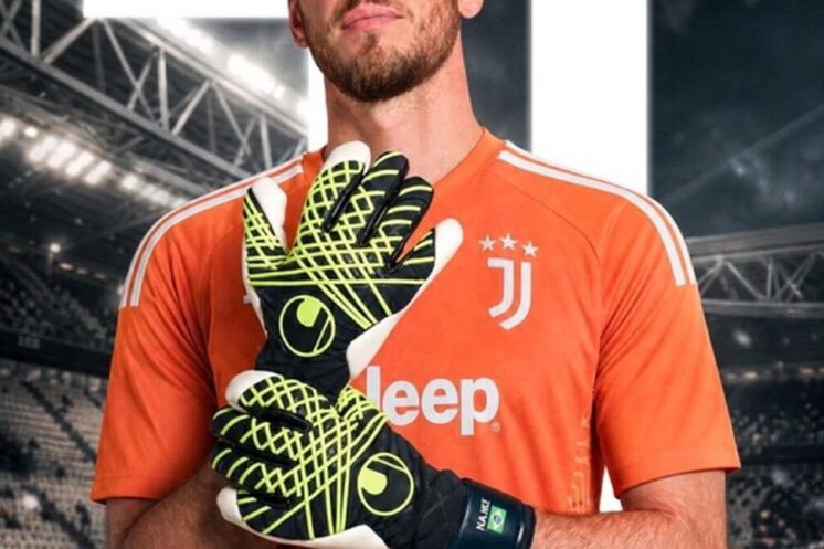 Neto en tenue de gardien de la Juventus après l’accord pour son retour