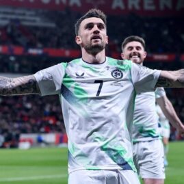 Troy Parrott célèbre un but avec la sélection irlandaise.