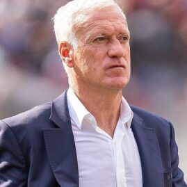 Didier Deschamps sur le bord d’un terrain en 2026