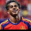 Lamine Yamal souriant avec le maillot de l’Espagne
