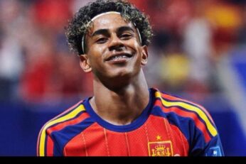 Lamine Yamal souriant avec le maillot de l’Espagne
