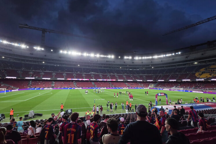 Le Camp Nou photographié de nuit en septembre 2026