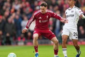 Florian Wirtz en rouge avec Liverpool face à un joueur de Fulham, en avril 2026