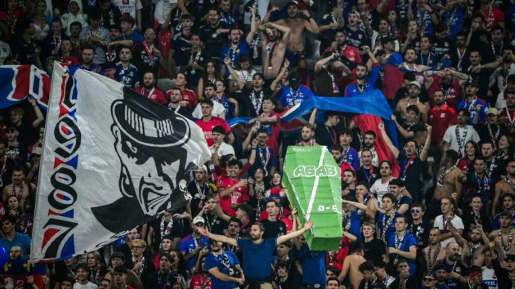 Lyon écrase Rennes 4-0 : Nuamah signe un doublé et l’OL monte deuxième