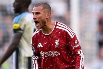 Alexis Mac Allister célébrant sous le maillot rouge de Liverpool