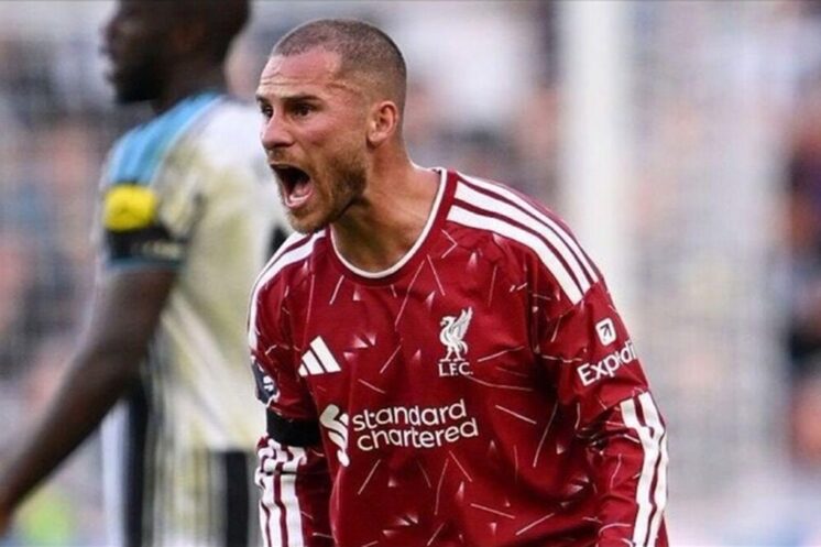 Alexis Mac Allister célébrant sous le maillot rouge de Liverpool