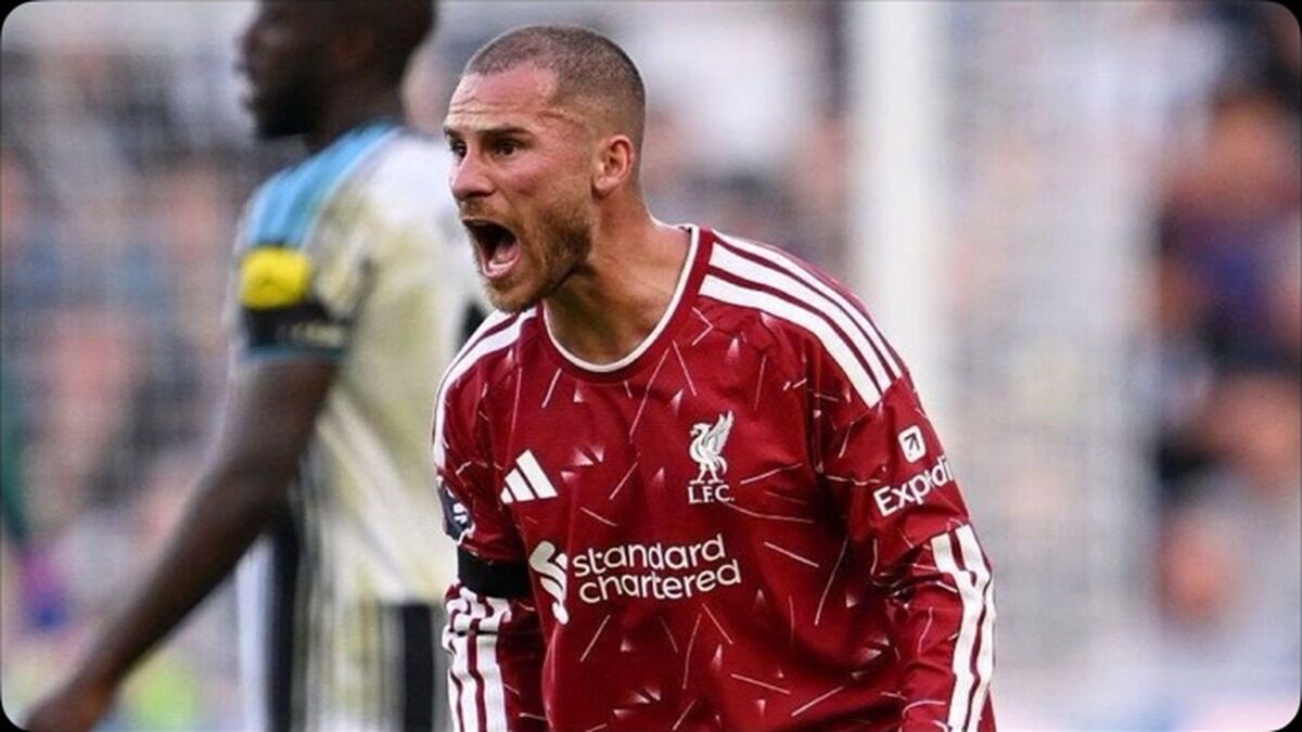 Alexis Mac Allister célébrant sous le maillot rouge de Liverpool