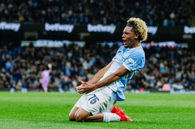 Manchester City déroule 5-0 : Floyd Samba, 17 ans, signe un doublé pour ses débuts
