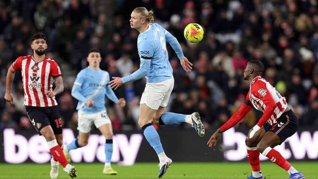 Manchester City gagne un match fou et s’installe seul en tête