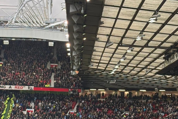 Tribunes et toiture d’Old Trafford photographiées en janvier 2026