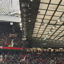 Tribunes du stade actuel Old Trafford, sans représentation du projet de nouvelle enceinte