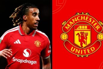 Leny Yoro avec le maillot rouge de Manchester United