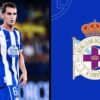 Marc Casadó sous le maillot du Deportivo La Corogne à côté du blason du club
