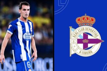 Marc Casadó sous le maillot du Deportivo La Corogne à côté du blason du club